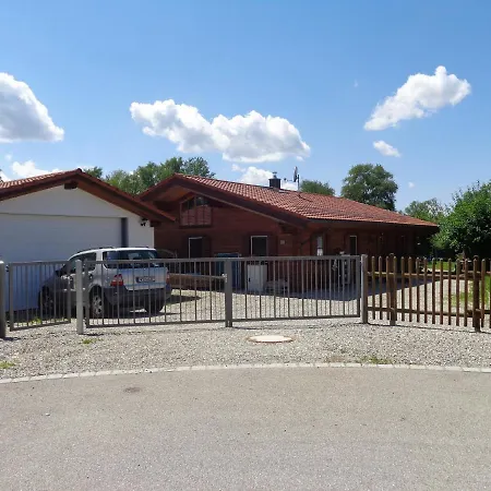 Barrierefreies Im Blockhaus Mit Sauna Am See בית אירוח Soyen