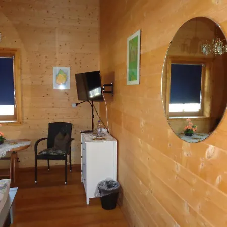 Barrierefreies Im Blockhaus Mit Sauna Am See בית אירוח Soyen